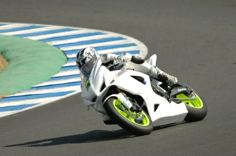 Tano tumbado en plena curva con su moto de Supersport en el circuito